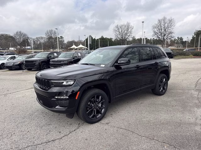 2025 Diamond Black Crystal Pearlcoat Jeep Grand Cherokee Limited 4X4 SUV