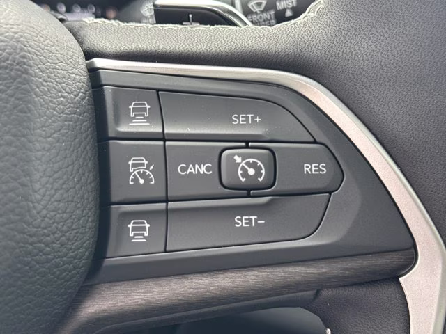 2025 Diamond Black Crystal Pearlcoat Jeep Grand Cherokee Limited 4X4 SUV
