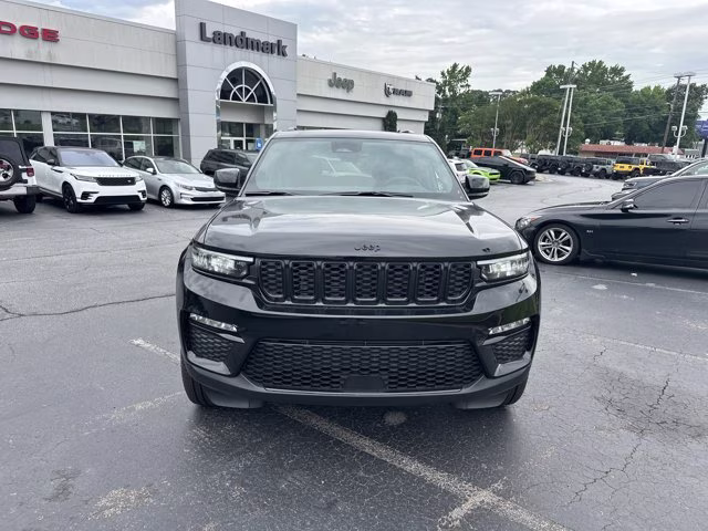 2025 Diamond Black Crystal Pearlcoat Jeep Grand Cherokee Limited 4X4 SUV