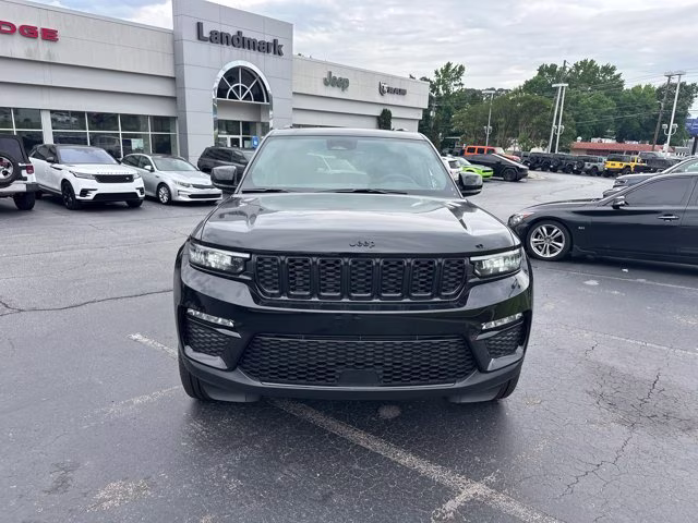 2025 Diamond Black Crystal Pearlcoat Jeep Grand Cherokee Limited 4X4 SUV