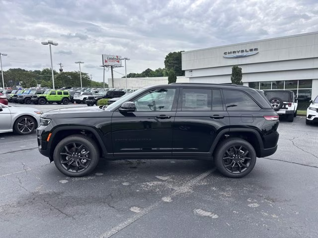 2025 Diamond Black Crystal Pearlcoat Jeep Grand Cherokee Limited 4X4 SUV