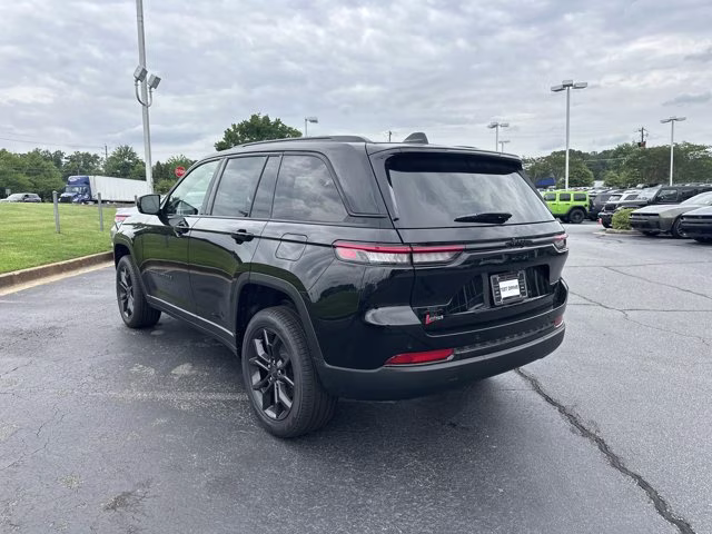 2025 Diamond Black Crystal Pearlcoat Jeep Grand Cherokee Limited 4X4 SUV