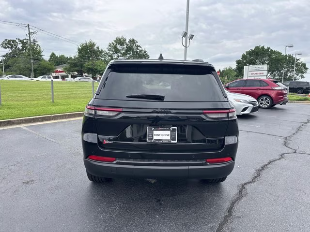 2025 Diamond Black Crystal Pearlcoat Jeep Grand Cherokee Limited 4X4 SUV