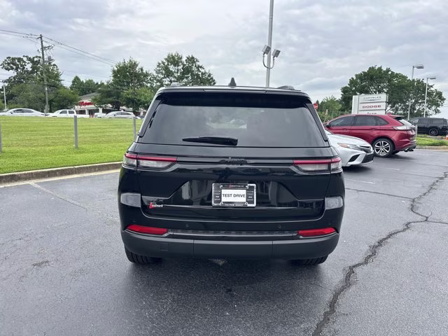2025 Diamond Black Crystal Pearlcoat Jeep Grand Cherokee Limited 4X4 SUV