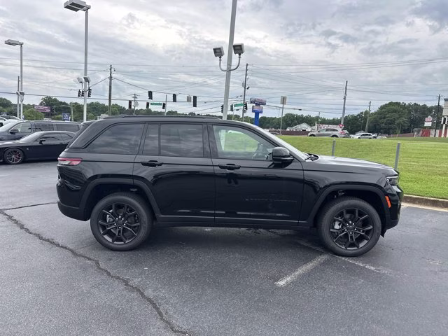 2025 Diamond Black Crystal Pearlcoat Jeep Grand Cherokee Limited 4X4 SUV