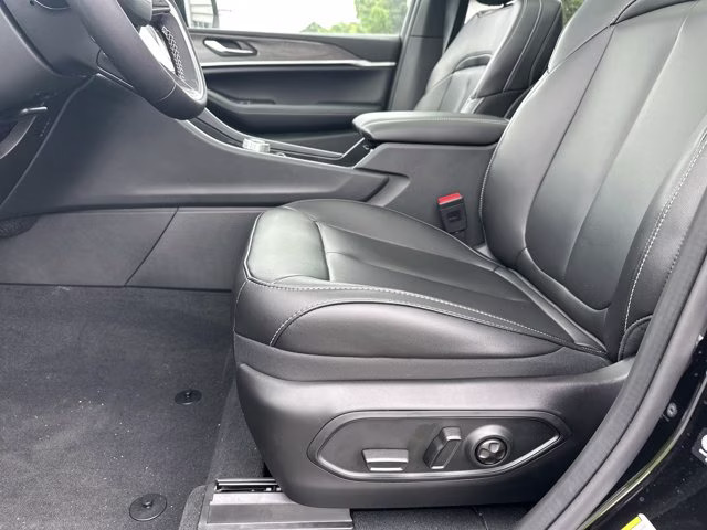 2025 Diamond Black Crystal Pearlcoat Jeep Grand Cherokee Limited 4X4 SUV