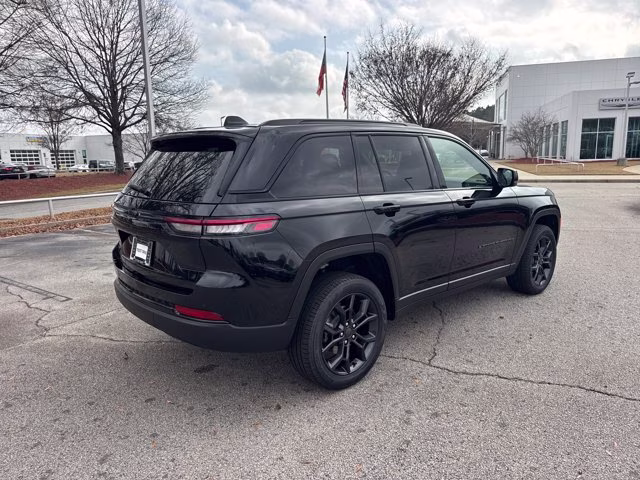 2025 Diamond Black Crystal Pearlcoat Jeep Grand Cherokee Limited 4X4 SUV