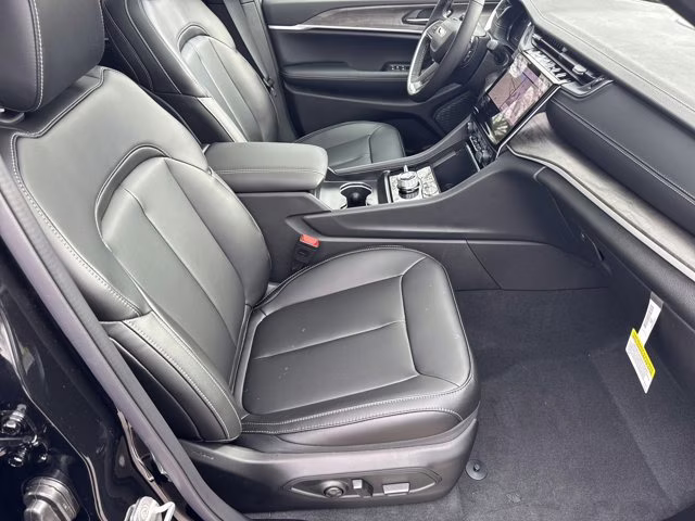 2025 Diamond Black Crystal Pearlcoat Jeep Grand Cherokee Limited 4X4 SUV