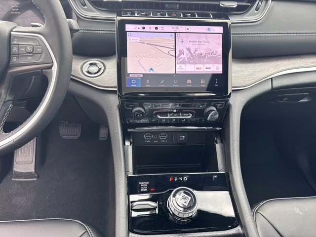 2025 Diamond Black Crystal Pearlcoat Jeep Grand Cherokee Limited 4X4 SUV