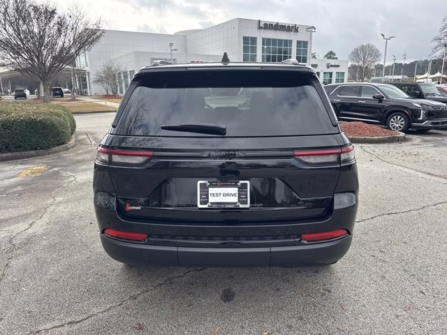 2025 Diamond Black Crystal Pearlcoat Jeep Grand Cherokee Limited 4X4 SUV