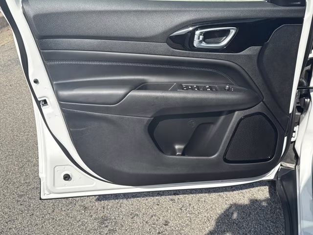 2026 bright white clearcoat Jeep Compass Latitude Altitude 4X4 SUV