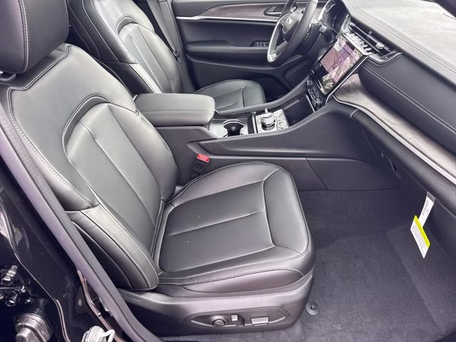 2025 Diamond Black Crystal Pearlcoat Jeep Grand Cherokee Limited 4X4 SUV
