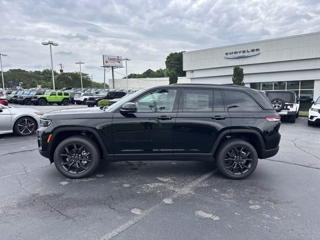 2025 Diamond Black Crystal Pearlcoat Jeep Grand Cherokee Limited 4X4 SUV