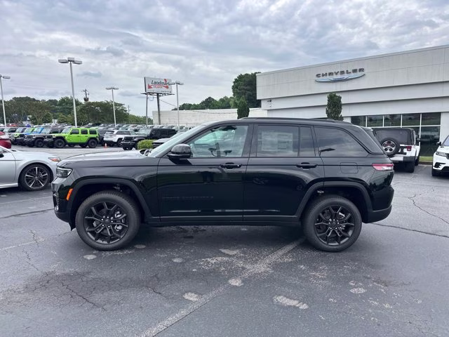 2025 Diamond Black Crystal Pearlcoat Jeep Grand Cherokee Limited 4X4 SUV