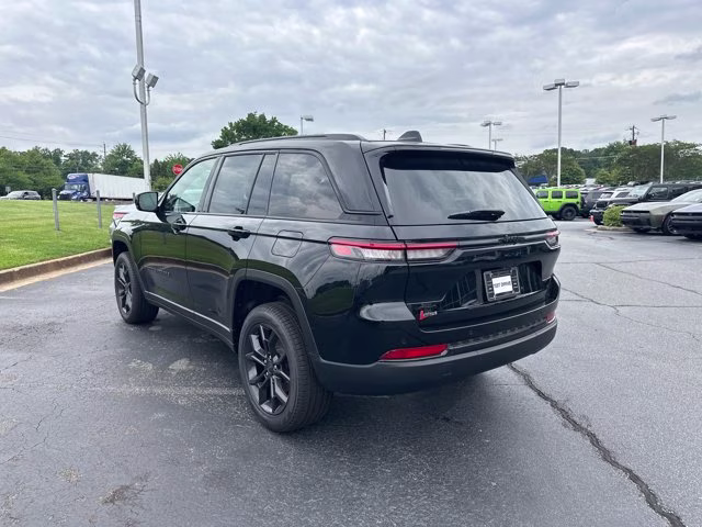 2025 Diamond Black Crystal Pearlcoat Jeep Grand Cherokee Limited 4X4 SUV