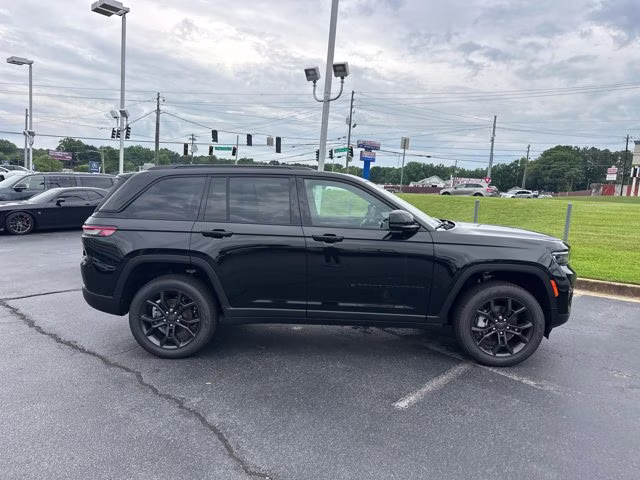 2025 Diamond Black Crystal Pearlcoat Jeep Grand Cherokee Limited 4X4 SUV