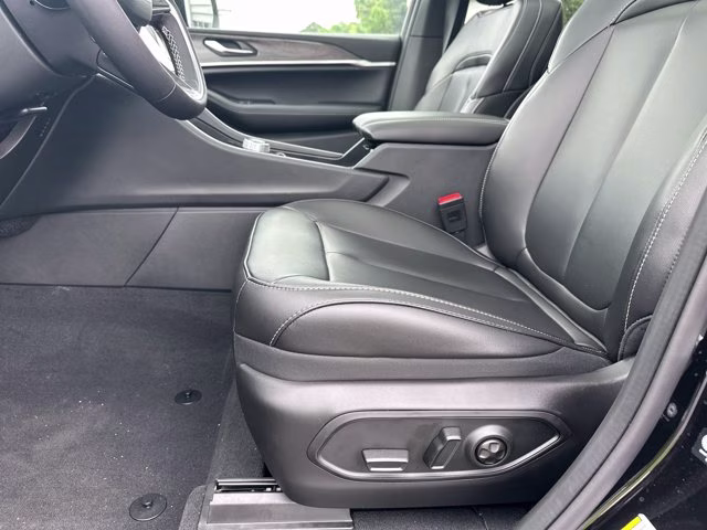 2025 Diamond Black Crystal Pearlcoat Jeep Grand Cherokee Limited 4X4 SUV