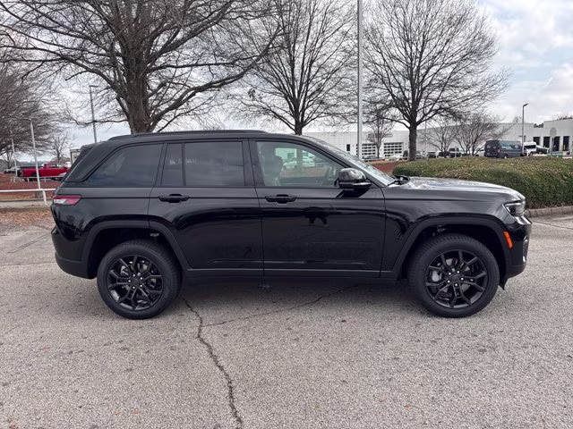 2025 Diamond Black Crystal Pearlcoat Jeep Grand Cherokee Limited 4X4 SUV