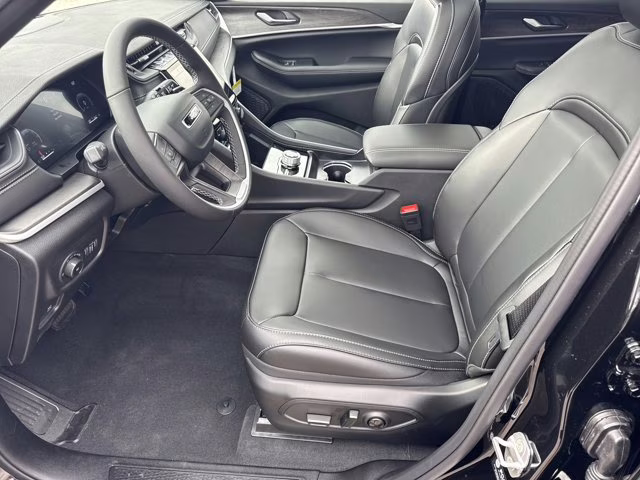 2025 Diamond Black Crystal Pearlcoat Jeep Grand Cherokee Limited 4X4 SUV