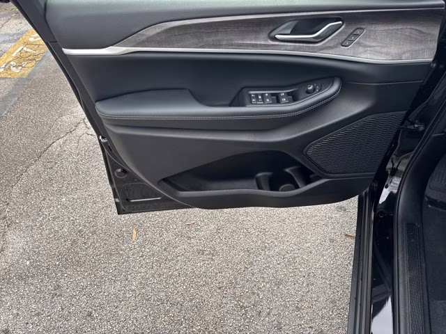 2025 Diamond Black Crystal Pearlcoat Jeep Grand Cherokee Limited 4X4 SUV