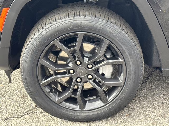 2025 Diamond Black Crystal Pearlcoat Jeep Grand Cherokee Limited 4X4 SUV