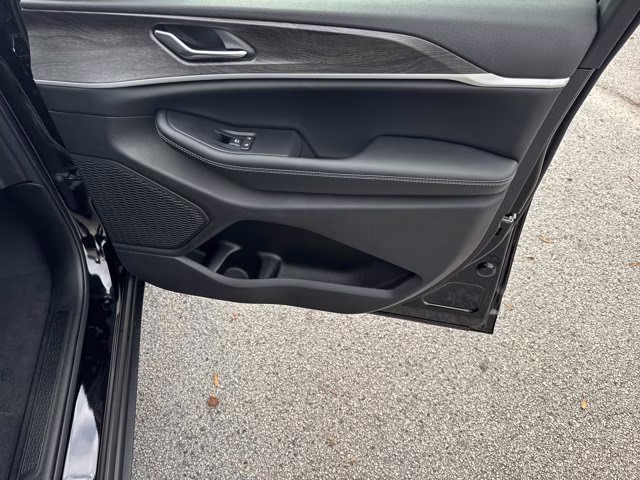 2025 Diamond Black Crystal Pearlcoat Jeep Grand Cherokee Limited 4X4 SUV