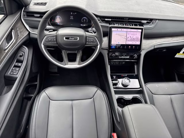 2025 Diamond Black Crystal Pearlcoat Jeep Grand Cherokee Limited 4X4 SUV