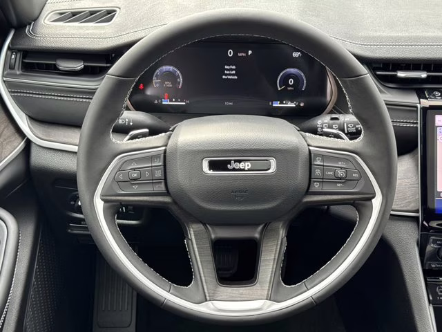 2025 Diamond Black Crystal Pearlcoat Jeep Grand Cherokee Limited 4X4 SUV