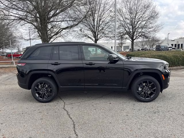 2025 Diamond Black Crystal Pearlcoat Jeep Grand Cherokee Limited 4X4 SUV