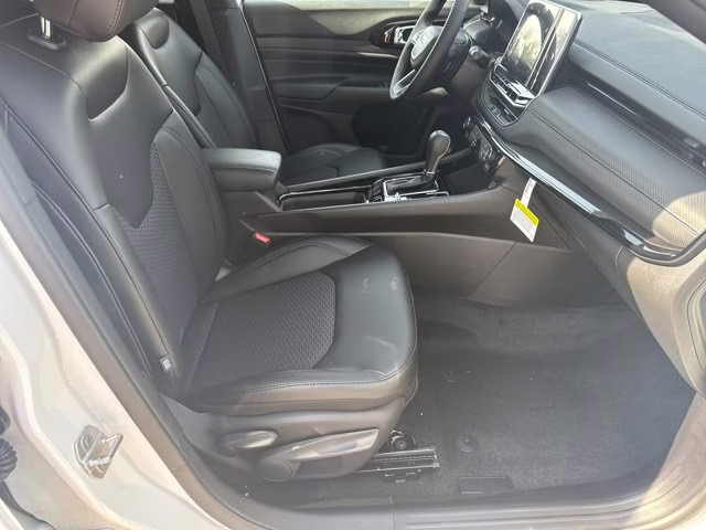 2026 bright white clearcoat Jeep Compass Latitude Altitude 4X4 SUV