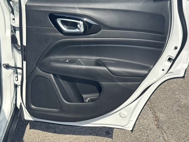 2026 bright white clearcoat Jeep Compass Latitude Altitude 4X4 SUV