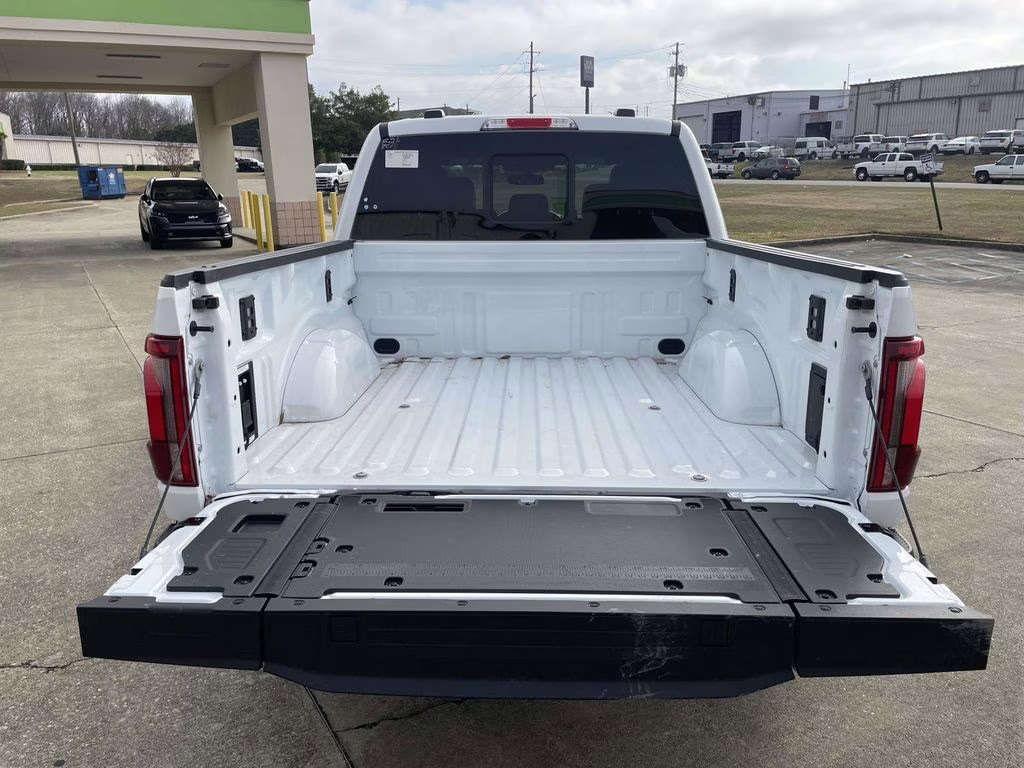 2025 Oxford White Ford F-150 Lariat 4X4 Truck