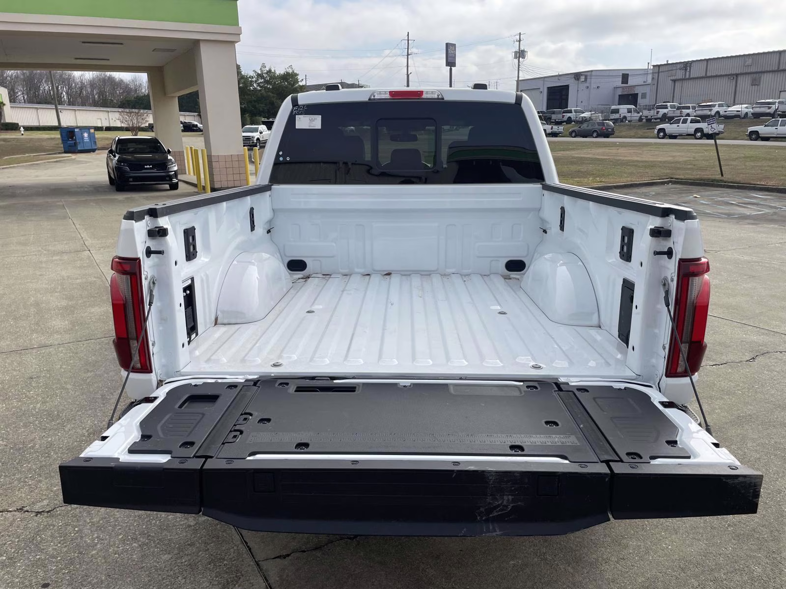 2025 Oxford White Ford F-150 Lariat 4X4 Truck