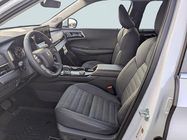 2026 White Diamond Mitsubishi Outlander SE FWD SUV