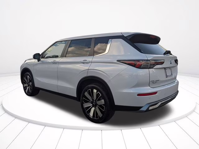 2026 White Diamond Mitsubishi Outlander SE FWD SUV