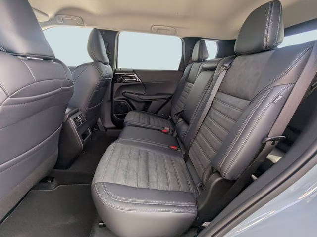 2026 Moonstone Gray Metallic Mitsubishi Outlander SE FWD SUV