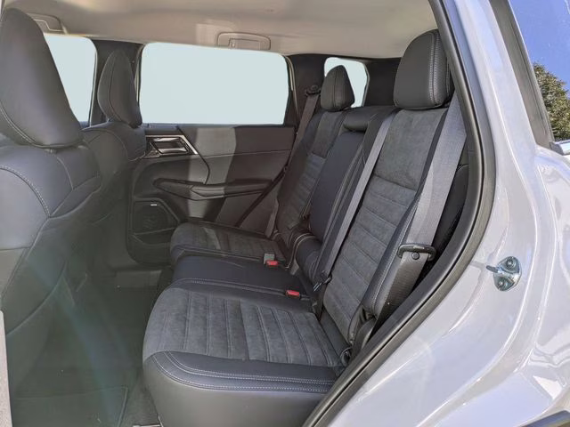 2026 White Diamond Mitsubishi Outlander SE FWD SUV