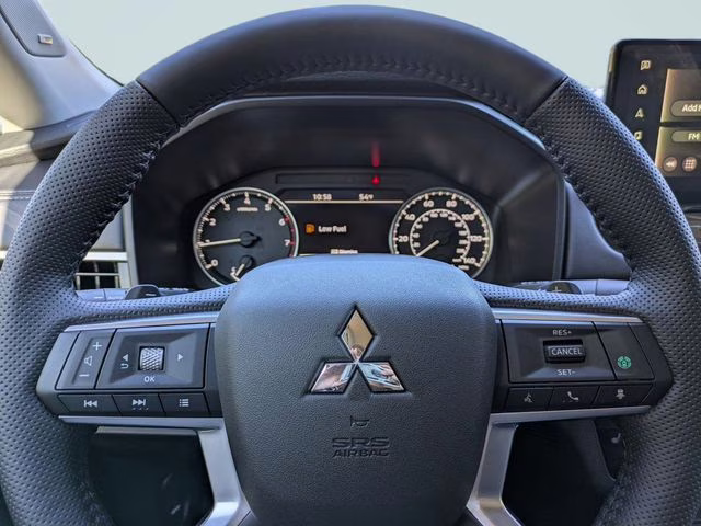 2026 White Diamond Mitsubishi Outlander SE FWD SUV