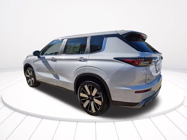 2026 White Diamond Mitsubishi Outlander SE FWD SUV
