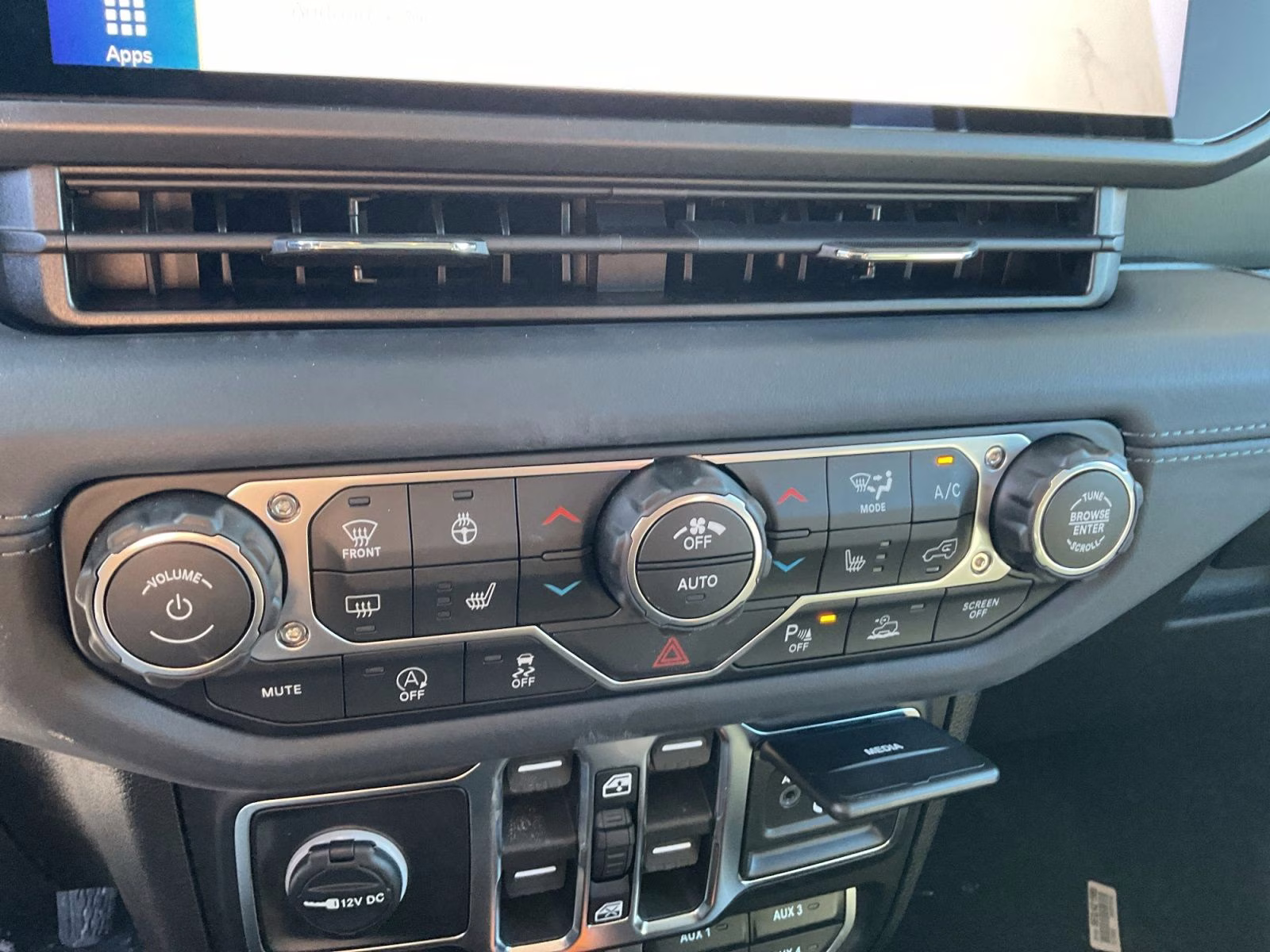 2026 bright white clearcoat Jeep Gladiator Mojave 4X4 Truck