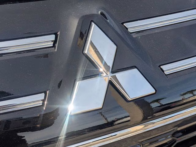 2026 Labrador Black Pearl Mitsubishi Outlander SE FWD SUV