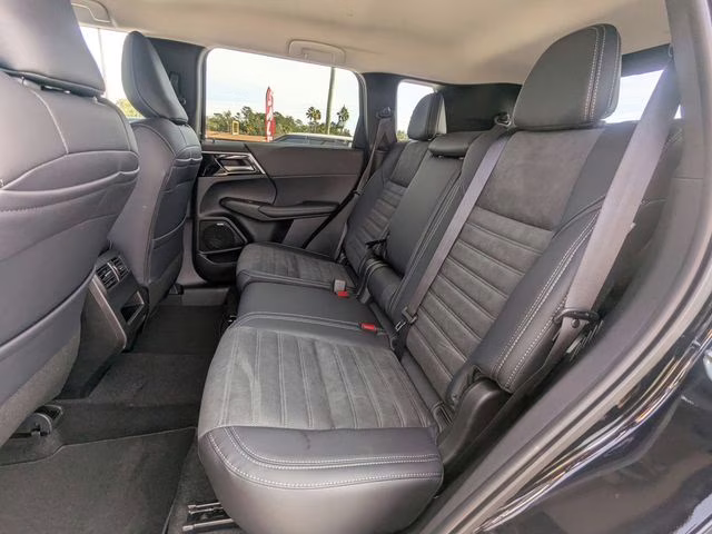 2026 Labrador Black Pearl Mitsubishi Outlander SE FWD SUV