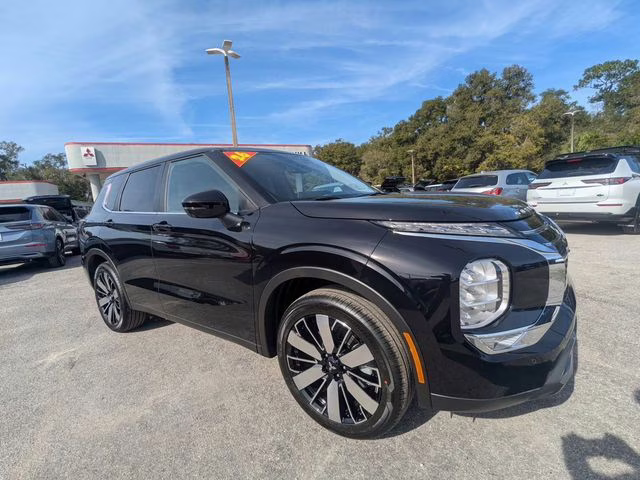 2026 Labrador Black Pearl Mitsubishi Outlander SE FWD SUV