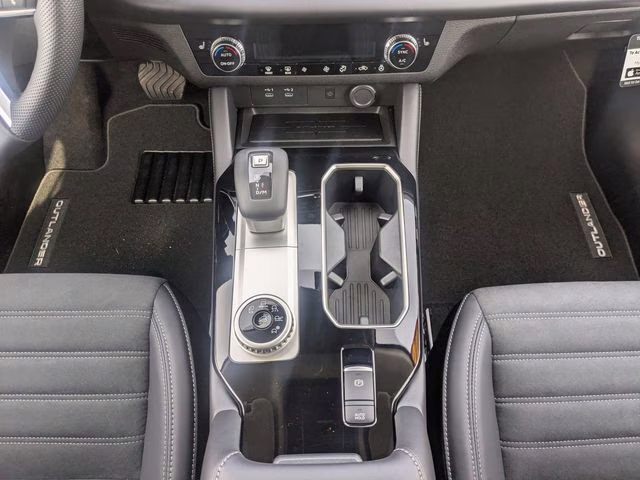 2026 Labrador Black Pearl Mitsubishi Outlander SE FWD SUV