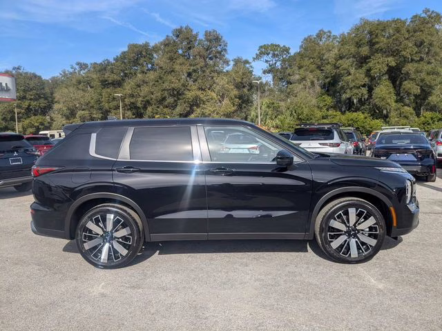 2026 Labrador Black Pearl Mitsubishi Outlander SE FWD SUV