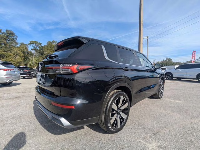 2026 Labrador Black Pearl Mitsubishi Outlander SE FWD SUV