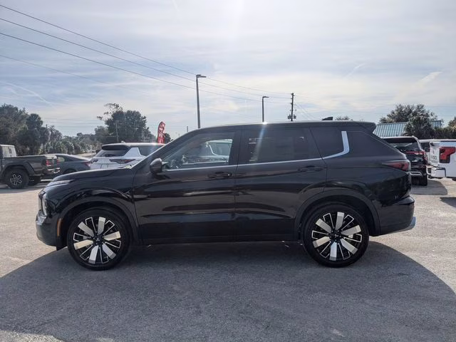 2026 Labrador Black Pearl Mitsubishi Outlander SE FWD SUV