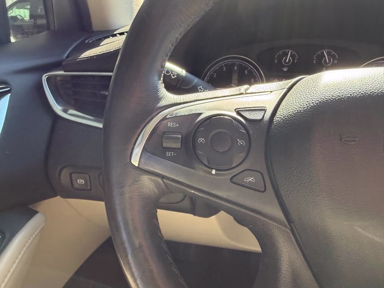 2019 White Frost Tricoat Buick Enclave Essence FWD SUV