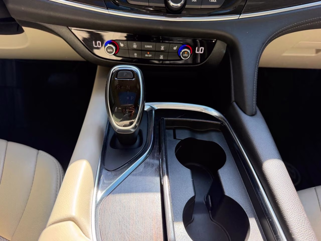 2019 White Frost Tricoat Buick Enclave Essence FWD SUV