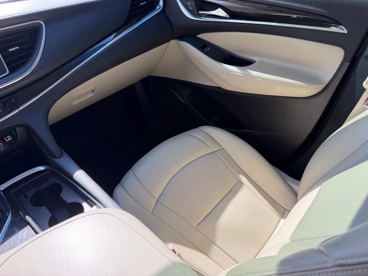 2019 White Frost Tricoat Buick Enclave Essence FWD SUV